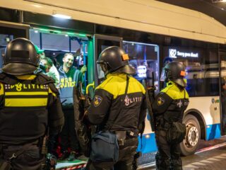 Hoe verder na de rellen in Amsterdam? 'Vingerwijzen naar een gemeenschap is een kwalijke zaak'