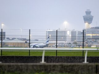 Vliegtuigen blijven vliegen ondanks vernietiging natuurvergunning Schiphol, hoe kan dat?