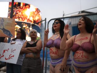 Psychiatrische klinieken opgericht om Iraanse vrouwen zwijgen op te leggen