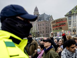 Hoe zit het met het vertrouwen van islamitische Nederlanders in politiek en media na de rellen in Amsterdam?