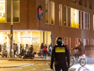 Strijdbare en optimistische Karim Amghar bespreekt de rellen in Amsterdam in de klas