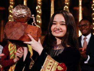 Nila Ibrahimi (17) wint Kindervredesprijs 2024: 'Hoop is mijn belangrijkste missie'