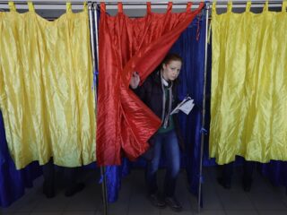 Pro-Russische kandidaat wint onverwacht eerste ronde Roemeense presidentsverkiezingen