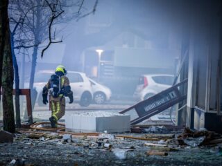 Portiekflat in Den Haag deels ingestort na explosie: 'Dit is foute boel'