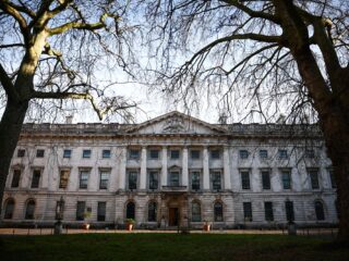 Onrust over Chinese 'superambassade' in Londen: spionagevrees en diplomatieke spanningen