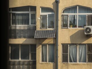 Taliban beperken vrouwenrechten verder: Ramen verboden en NGO’s onder druk