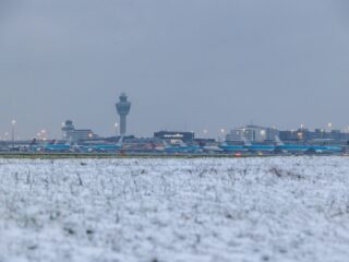 Schiphol heeft handen vol aan winterse weer: 'Landingsbanen en vliegtuigen ijsvrij maken'