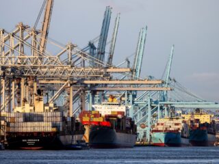 Wethouder Rotterdamse haven: 'Als bedrijven weggaan, komen ze niet meer terug'