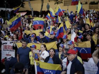 Maduro begint aan derde termijn, protesten houden aan