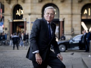 Oud-NAVO-baas De Hoop Scheffer tegen Den Haag: staak verzet tegen eurobonds