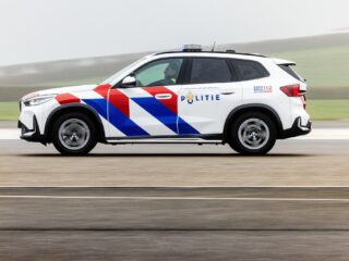 Wat gebeurt er met oude politieauto's? Bas kocht er een – en reed ermee op de weg