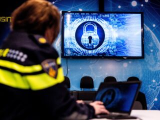 Mag de politie straks iedereen online volgen, ook als je nergens van verdacht wordt?