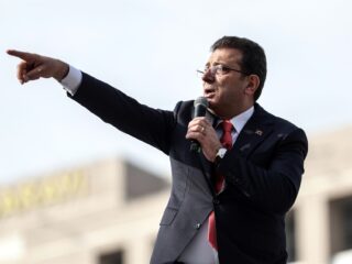 Erdogan rekent af met zijn politieke rivaal