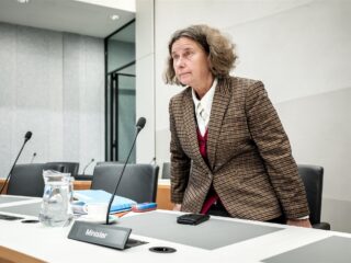 Soberdere opvang voor asielzoekers kost Nederland alleen maar méér geld: 'Panden strippen kost miljoenen euro's'