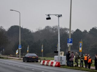 Flinke stijging van boetes voor bellen achter het stuur dankzij focusflitsers: 'Behoorlijk effect'