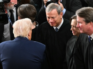 Trump clasht met rechters: zet hij de democratie op spel?