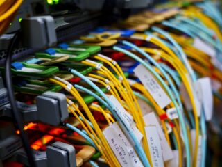 Screening op komst voor mensen die werken met gevoelige technologie, zoals microchips, AI en militaire technologie