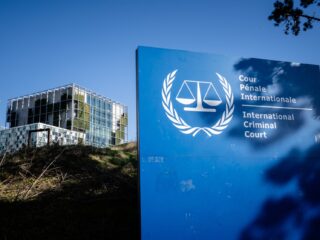 Hongarije ondermijnt arrestatiebevel Internationaal Strafhof met ontvangen van Netanyahu