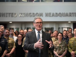 Britse premier trekt internationaal een grote broek aan, maar thuis moet de broekriem worden aangehaald