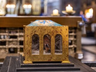 Macaber maar bijzonder: de schedel van Thomas van Aquino tourt door Nederland