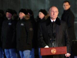 Hoe Poetin Russen in het buitenland gebruikt om zich te bemoeien met zijn buurlanden