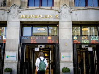 Nederlanders sparen te veel en beleggen te weinig: 'Miljarden staan weg te rotten'