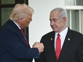 Trump staat pal achter Israël, maar hamert bij Netanyahu wel op de-escalatie met Iran