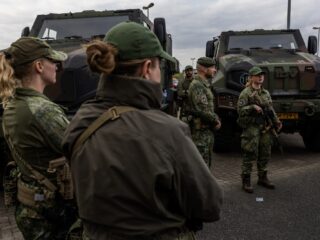 Moeten er meer vrouwen bij Defensie? 'Het werk wordt niet lichter als je de fysieke eisen aanpast'