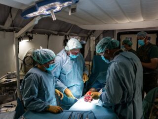 Ziekenhuis en oorlogsgebied als werkplek: defensie zoekt chirurgen