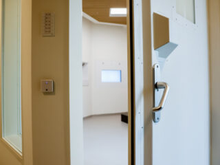 Men wil van de isoleercel af, maar het aantal opsluitingen neemt toe: 'Andere aanpak nodig'