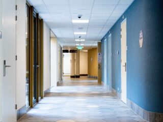 Wachtlijsten en lege behandelkamers: naar de rechter voor een betere ggz