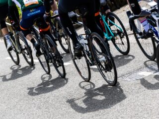 Wat is er leuker dan zelf wielrennen? Fiets een Tourcafé-route