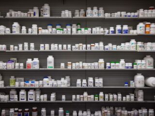 Waarom vind je in Frankrijk op iedere straathoek een apotheek? 'Macron vindt Fransen medicijnverslaafd'
