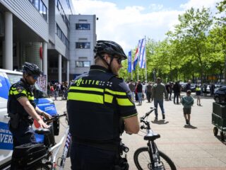 Zo makkelijk scoren nepagenten hun uniformen online