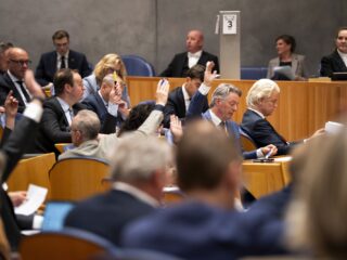 Kabinet valt op asiel: jongerenorganisaties zien lessen én kansen