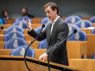 Laurens Dassen (Volt) haalt uit: 'Timmermans en Jetten doen mee met asielhysterie van Wilders'