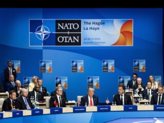 Stand.nl: 'Ieder jaar een NAVO-top is te veel'