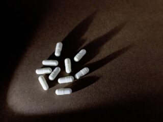 Illegale medicijnhandel tegengaan: 'Neem angst voor arts weg en ga naar apotheek'