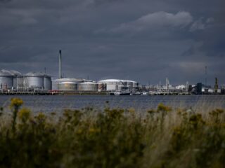 Wat drijft bedrijven weg uit de Rotterdamse haven?