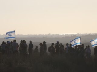 Waarom de NOS en Trouw wel over genocide spreken in Israël en het AD niet