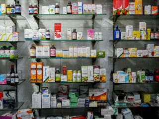 Waar komen de medicijntekorten vandaan? 'Er hoeft maar een schip dwars te liggen'