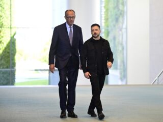 Merz blinkt uit in Brussel, botst in Berlijn