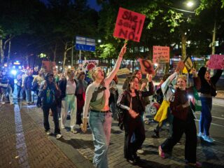 Tweede Kamer wil wet waarbij vrouwen gegevens over gewelddadig verleden partner kunnen opvragen: 'Nog veel meer maatregelen nodig'