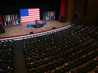 Podcast De Dag: hoe Trump de druk op het leger opvoert