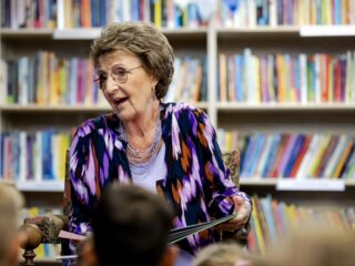 Prinses Margriet leest kinderen uit groep drie voor tijdens Kinderboekenweek