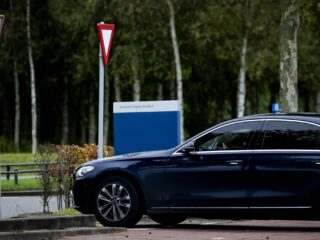 Rijdende kluizen: waarom ministers én criminelen in pantserbakken rijden