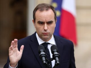 Vijfde Franse premier in twee jaar tijd stapt op