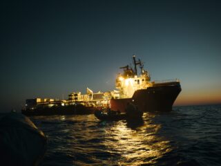 Vluchtelingen helpen op de Middellandse zee: Pieter Wittenberg riskeert twintig jaar cel in Griekenland