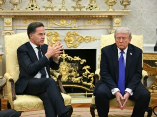 Oud-NAVO-baas De Hoop Scheffer: 'Code oranje voor de NAVO'