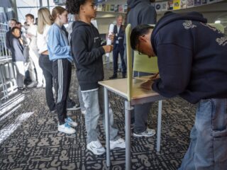 Stemrecht naar 16 jaar? 'Wie de eerste keer stemt, blijft stemmen'